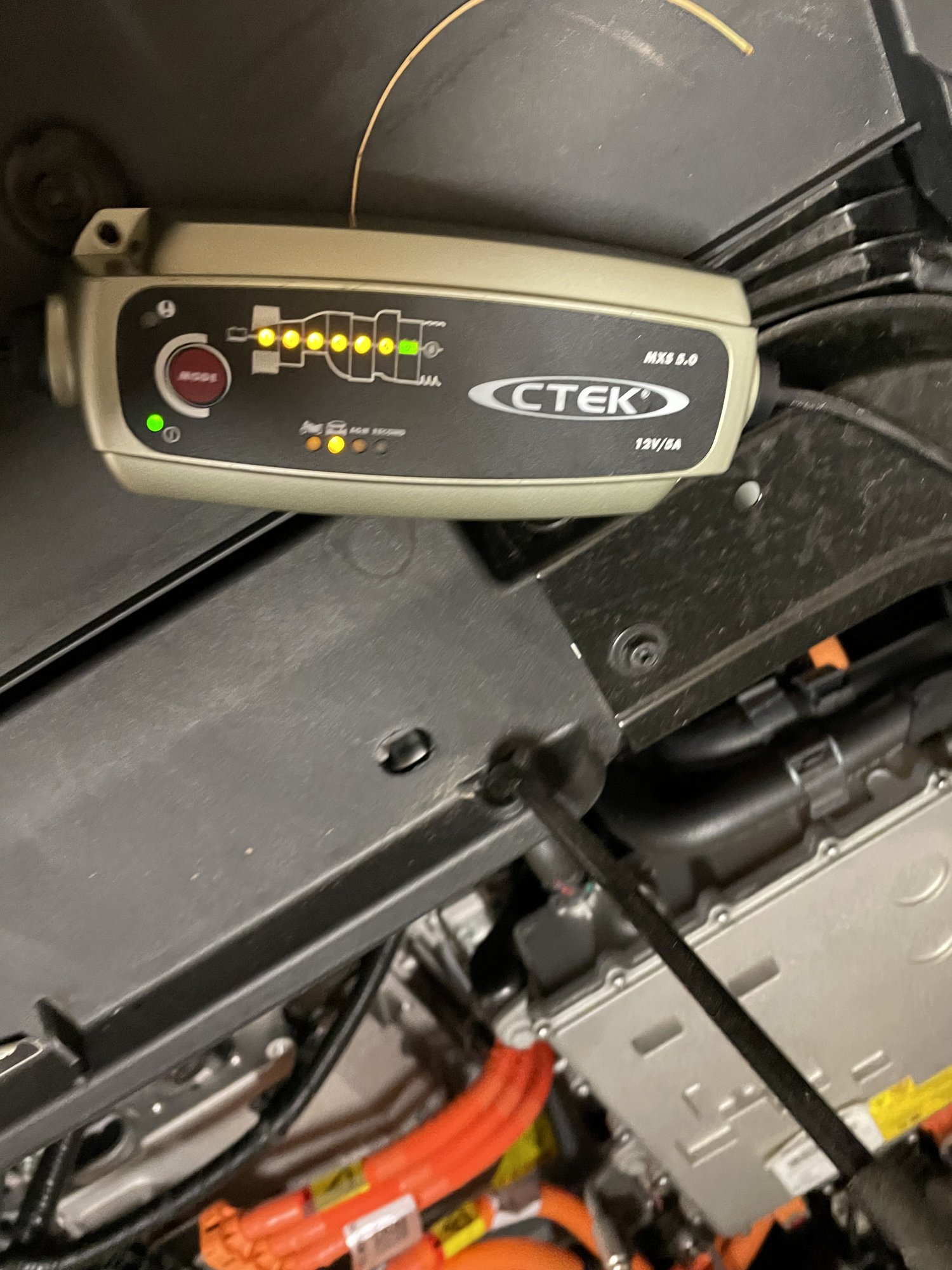 Trickle charge deals prius 12v battery